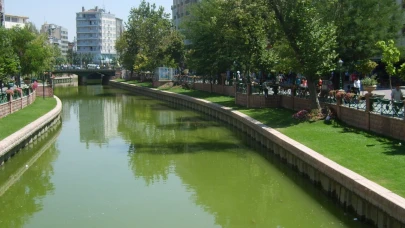 Eskişehir’de Porsuk Çayı kahverengiye döndü!
