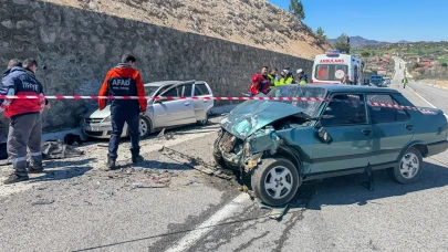 Uşak'ta feci kaza: Karı koca hayatını kaybetti, 3 kişi yaralandı