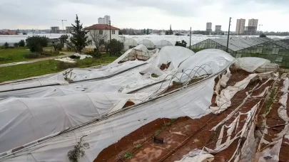 Antalya’da fırtına seralara zarar verdi