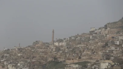 Mardin, Şırnak ve Siirt'te toz fırtınası: Araçlar çamurla kaplandı, hava kalitesi düştü