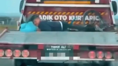 Tekirdağ'da yürekleri ağza getiren görüntü! Çocuğu çekici kasasında taşıdı