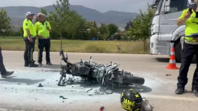 Alev alev yanan motosikletin sürücüsü ağır yaralandı