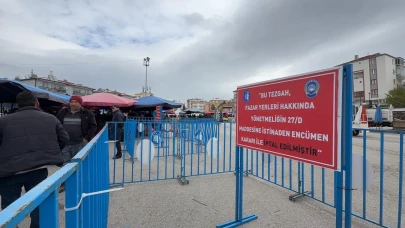 Çöpe dökülen domatesin bedeli ağır oldu: Pazarcının tezgahı kapatıldı