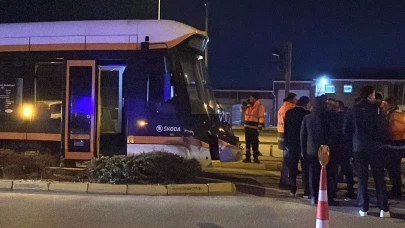 Eskişehir’de tramvay ve temizlik aracı çarpıştı: Seferler duraksadı