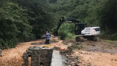 Trabzon Araklı'da heyelan nedeniyle mahalle yolu ulaşıma kapandı