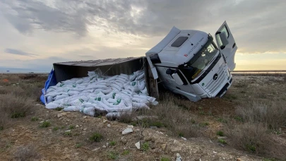 Konya Kulu’da gübre yüklü tır şarampole devrildi