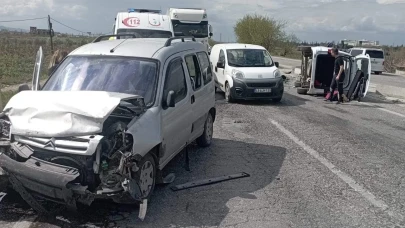 Manisa'da iki kamyonet çarpıştı: 6 kişi ölümden döndü!