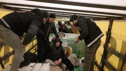 Artvin’de yurt dışına kaçmaya çalışan 3 zanlı tır dorsesinde yakalandı!