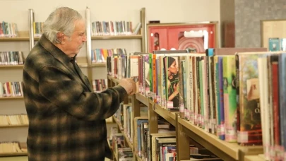 82 yaşındaki Bahattin Amca kitap sevgisiyle gençlere ilham veriyor