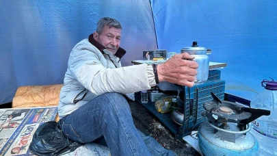 Koltuk değneğiyle hayata direnen boyacı, parkta yaşam mücadelesi veriyor