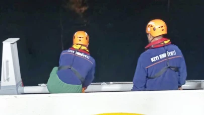 Bodrum açıklarında fırtınada sürüklenen 38 metrelik tekne kurtarıldı