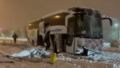 Erzincan’da korkunç kaza: Karda kayan yolcu otobüsü aydınlatma direğine çarptı!