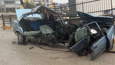 Tokat'ta demir korkuluğa çarpan Fiat Tofaş ikiye bölündü!