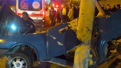 Trabzon'da elektrik direğine çarpan otomobilin sürücüsü ağır yaralandı