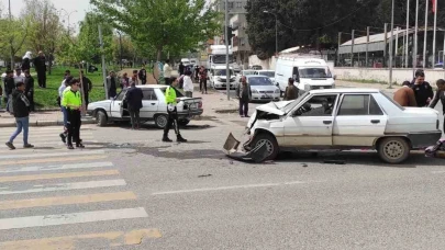 Şanlıurfa'da iki otomobil çarpıştı: 8 yaralı