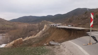 Gümüşhane'de toprak kayması: Yol çöktü