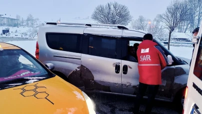Yolda kalanlara Kızılay'dan sıcak yardım