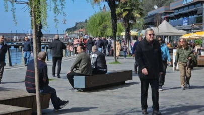 Zonguldak’ta güneşli hava vatandaşları sahile çekti!