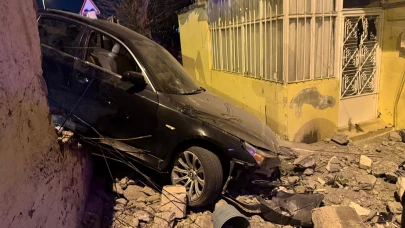 Kontrolden çıkan araç duvara çarptı