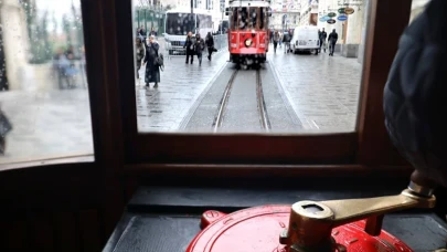 İETT’den Volkan Konak’a vefa: Nostaljik tramvayda 'Kuzeyin Oğlu' ezgileri yankılandı