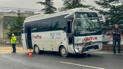 Uşak’ta feci kaza: İşçi servisleri çarpıştı!