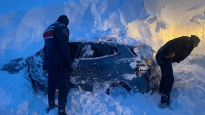 Bayburt'ta yoğun kar hayatı felç etti: 4 kişi yaylada mahsur kaldı