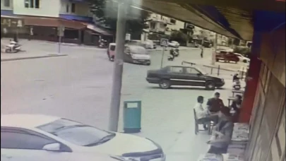 Antalya'da motosikletli kadına çarpıp kaçtılar: Kaza anı kamerada