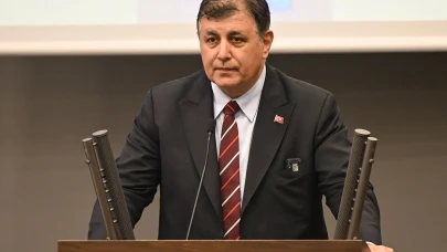 İzmir'de pedallar tepki için döndü: Bisikletlilerden Başkan Tugay’a protesto