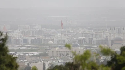 Şanlıurfa'da toz taşınımı nedeniyle park halindeki araçların üzeri tozla kaplandı.