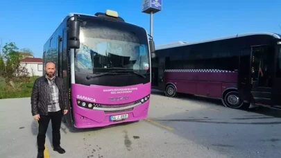 Sakarya'da halk otobüsünde unutulan altın dolu çantayı sahibine teslim etti