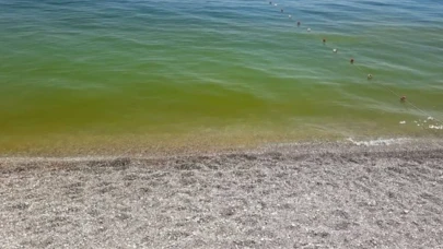 Konyaaltı’nda gözler şaşkın! Sağanak sonrası denizin rengi değişti