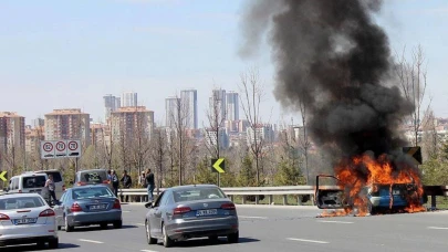 Pendik'te otomobil yangını: Seyir halinde alev aldı!