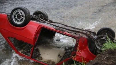 Uzun süredir park halindeki otomobili dereye ittiler