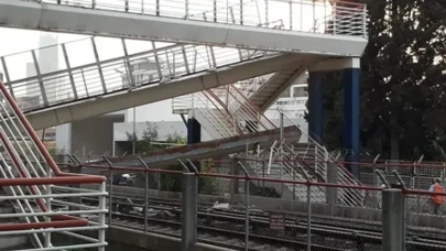 İzmir'deki metro üst geçidinden dökülen beton parçaları tehlike saçıyor