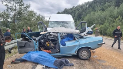 Otomobil ile minibüs çarpıştı: 5 ölü
