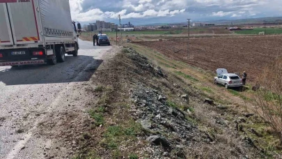 Takla atarak şarampole yuvarlanan araçtakiler burnu bile kanamadan kurtuldu