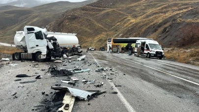 Hakkari'de otobüsle tanker çarpıştı: 1 ölü