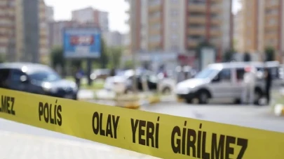 Balıkesir'de otomobil dehşeti: Motosiklete çarpan araç mobilya mağazasına daldı!