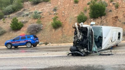 Mersin'de korkunç kaza: Servis minibüsü devrildi! 10 yaralı