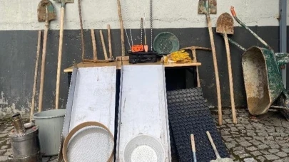Erzurum’da define operasyonu: İzinsiz kazı yapan 4 kişi suçüstü yakalandı!