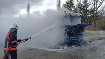 Sivas'ta park halindeki tır yandı!