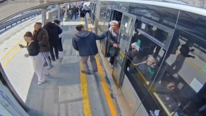 İstanbul metrobüsünde deprem anı: Araç sallandı!