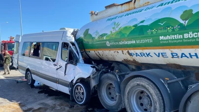 Antalya'da tur minibüsü sulama tankerine çarptı: 2'si ağır 6 yaralı!