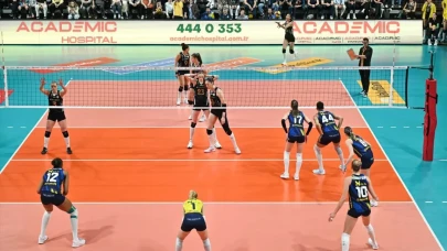 Vakıfbank, Fenerbahçe'yi devirdi: Seride öne geçti