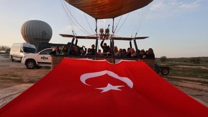 Kapadokya'da 23 Nisan kutlamaları: Gökyüzünde balonlar Türk Bayrağı ile uçtu