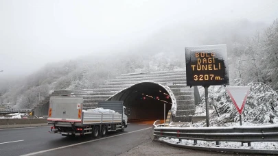 Bolu Dağı'nda kar yağışı ulaşımı etkiliyor: Sürücüler dikkatli olmalı!