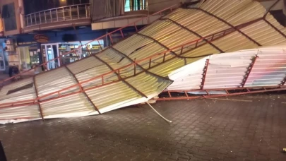 Aydın’da fırtına çatıları uçurdu, ağaçları devrildi