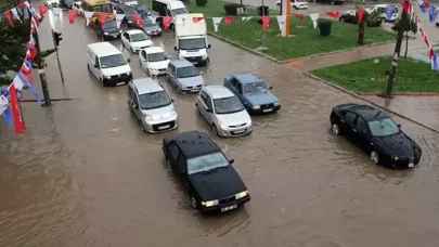 Mersin'de sağanak yağış hayatı felç etti: Evler, iş yerleri ve tarihi müzeler su altında kaldı