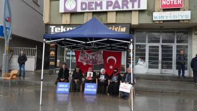 Muşlu anneler sağanak altında evlat nöbetini sürdürüyor