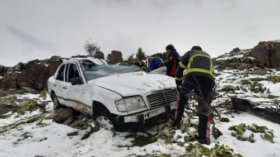 Otomobil, 60 metrelik uçuruma yuvarlandı!